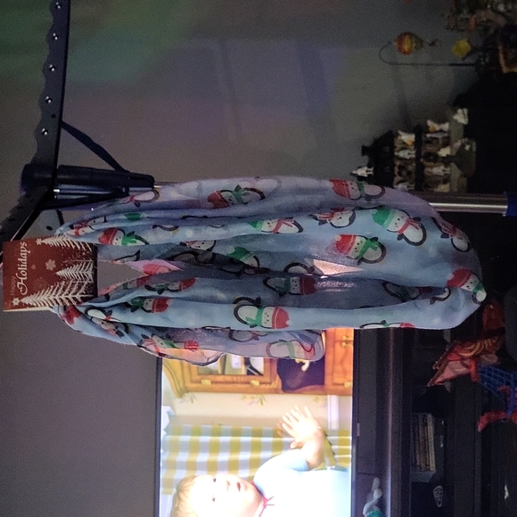 Peguin Circle Scarf - NWT - Picture 1 of 3